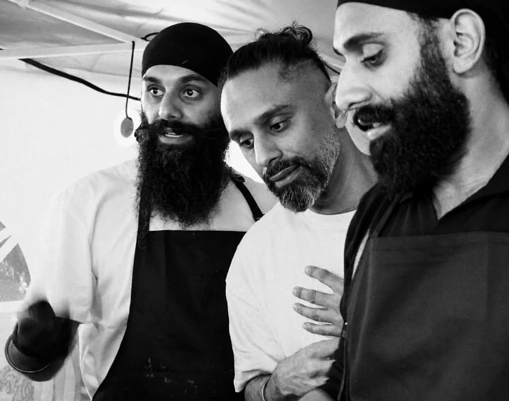 Die drei Naan Brüder gemeinsam am Foodtruck